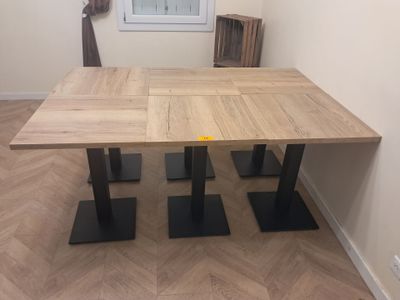 une photo d'une table à manger avec quatre pieds noirs