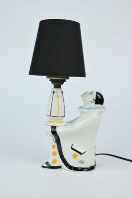 une lampe posée sur une table sur laquelle se trouve un chien