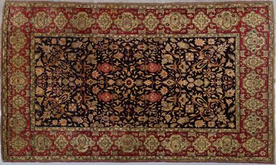 un tapis persan ancien avec une bordure rouge et une bordure dorée