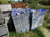de nombreuses piles de livres empilées les unes sur les autres dans l'herbe