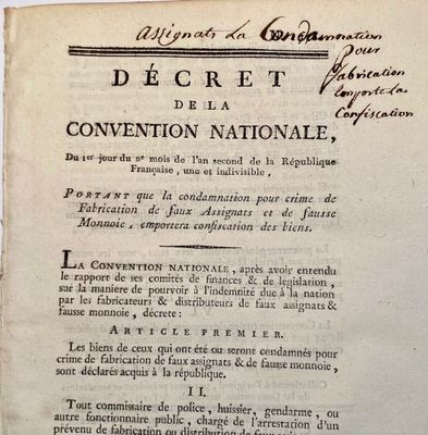 un vieux livre écrit posé sur une table