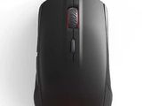 un gros plan d'une souris sur une surface blanche