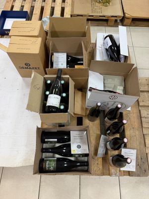 de nombreuses caisses de vin posées les unes à côté des autres sur le sol