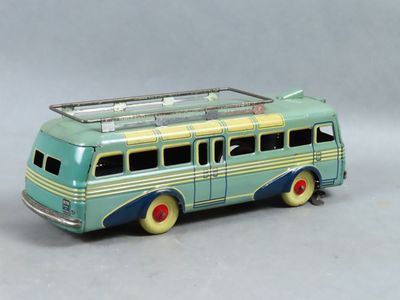 un bus jouet posé sur une table