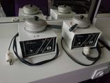 deux machines posées sur une table
