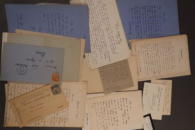 une pile de vieilles lettres et d'enveloppes posée sur une table