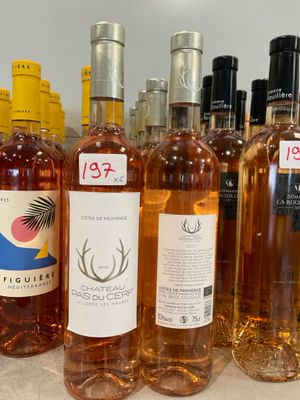 plusieurs bouteilles de vin sont alignées sur un comptoir