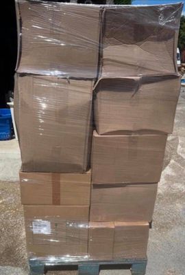 une grande pile de cartons posée sur une palette