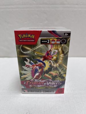 gros plan d'une boîte de cartes pokemon sur une table