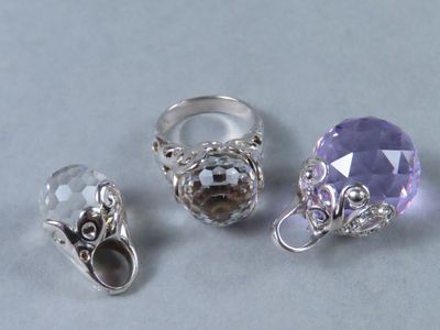 trois bagues et une bague sertie d'un amethorate facetté