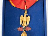 médaille dans un coffret bleu orné d'un ruban rouge et d'un aigle doré