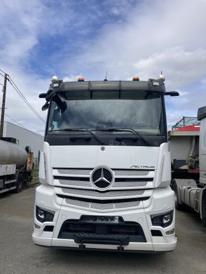 un camion blanc garé dans un parking