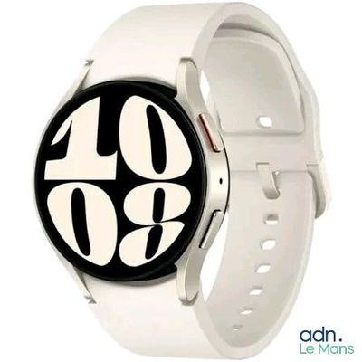 une image montrant un gros plan d'une montre sur un poignet blanc