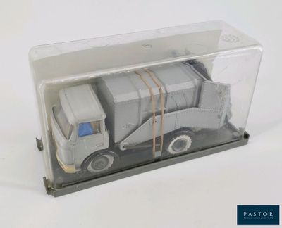 une boîte en plastique contenant un camion miniature