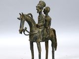 une figurine en bronze représentant un homme à cheval