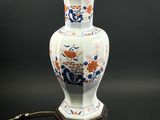 une lampe posée sur une table sur laquelle se trouve une lampe