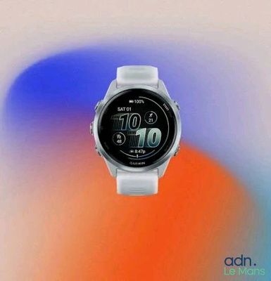 une montre connectée blanche sur fond bleu et orange