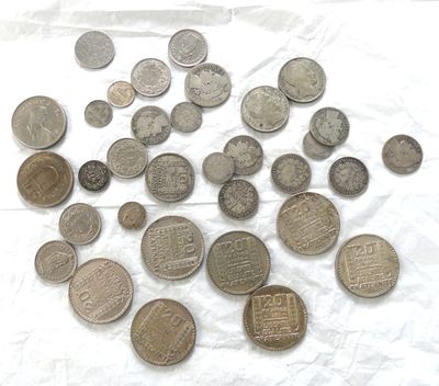 un grand nombre de pièces qui se trouvent sur une surface blanche