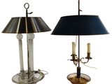 une paire de lampes de table vintage avec des abat-jours noirs et des pieds en laiton