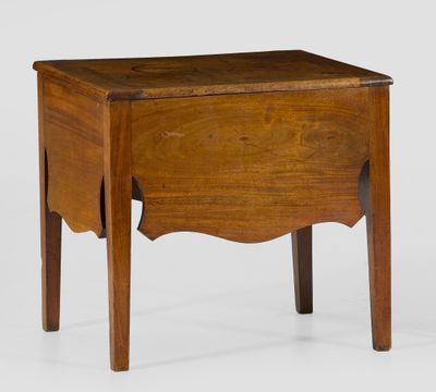 l'image d'une petite table en bois munie d'un tiroir