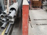 un gros tas de tuyaux en acier dans un entrepôt