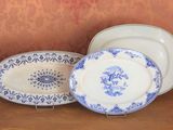 deux assiettes bleues et blanches posées sur une étagère