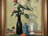 un tableau représentant des roses dans un vase et une tasse posées sur une table