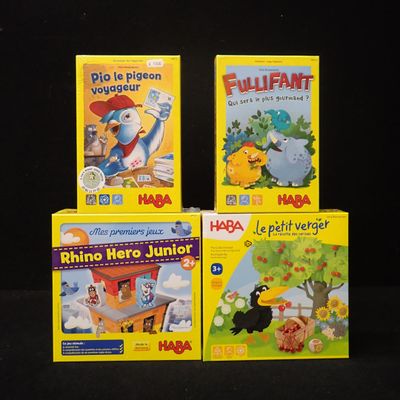 trois livres pour enfants sont empilés les uns sur les autres