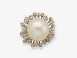 une bague en perles et diamants
