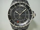 une montre noire avec un cadran noir et un bracelet noir