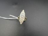 une image d'une bague en or et en diamant sur une surface noire