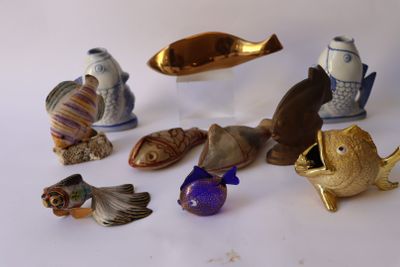 un grand nombre de figurines posées sur une table