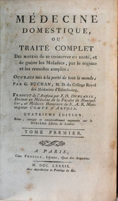 un vieux livre posé sur une table en bois à côté d'une fenêtre