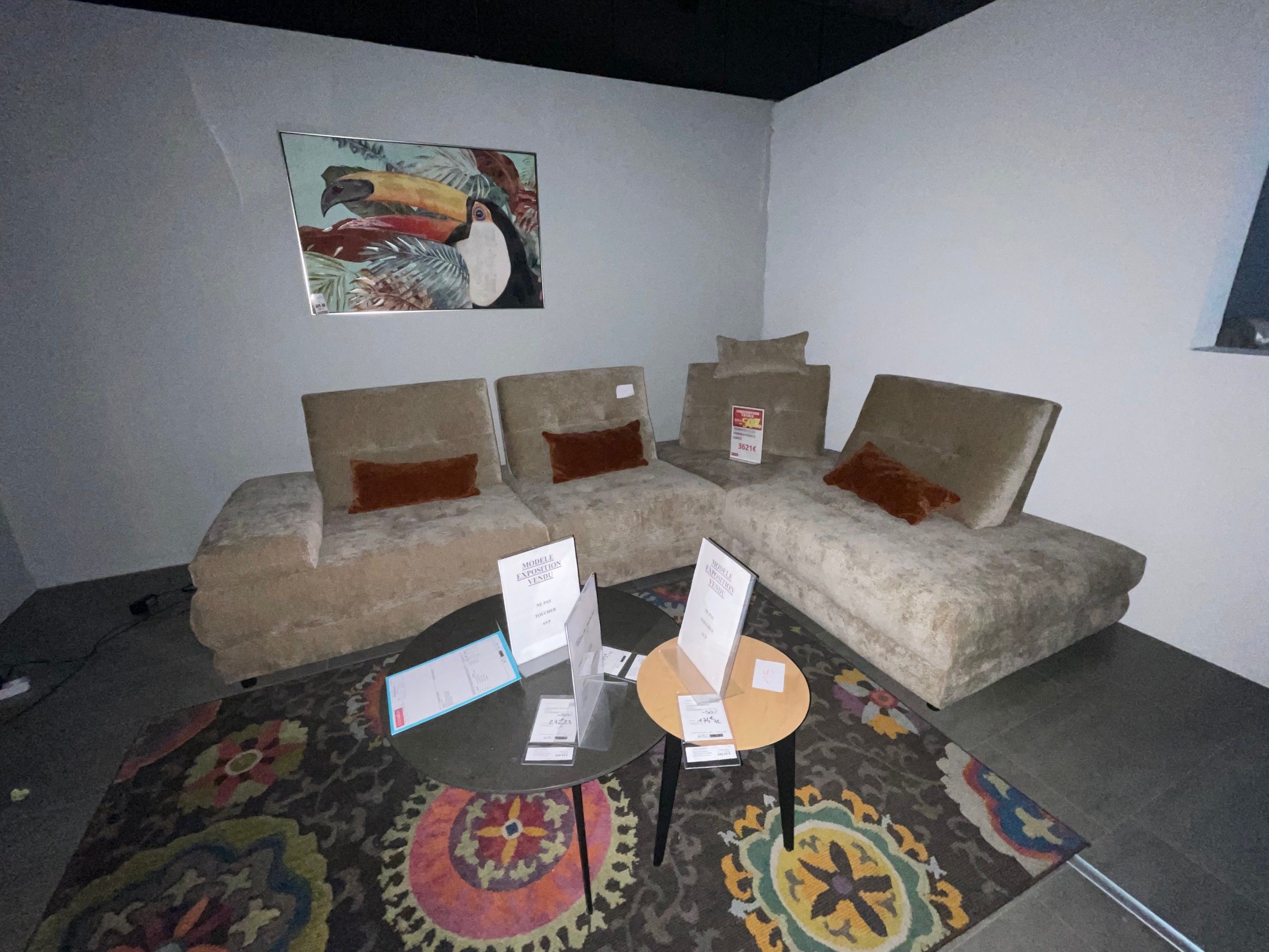 Canapé d'angle modulable en tissu beige FLUX + Deux tables b…