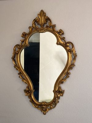 un miroir accroché au mur d'une pièce