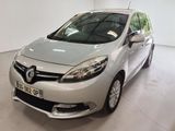 La voiture argentée est garée dans la pièce blanche de l'immeuble.