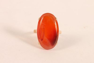 Bague en or jaune 750 ‰ sertie d'une importante cornaline de…