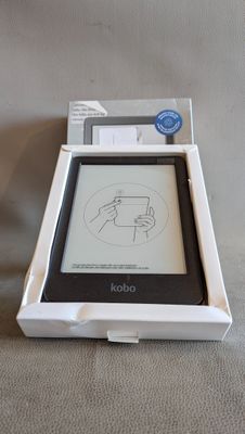 un petit appareil électronique dans une boîte posée sur une table