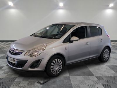 la photo d'une voiture argentée garée dans un garage