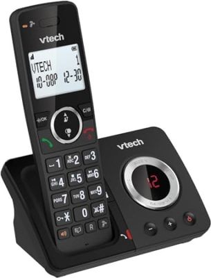 un gros plan d'un téléphone posé sur un socle, avec une horloge