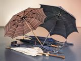 de nombreux parapluies posés sur une table