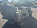 une jeep militaire garée sur un parking