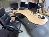 un bureau équipé de deux écrans et d'une chaise dans une pièce