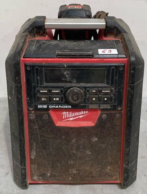 Chargeur Milwaukee M18 avec radio et chargeur