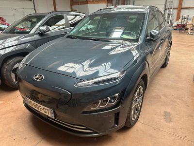 deux voitures garées dans un garage