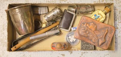 une boîte contenant divers objets sur une table