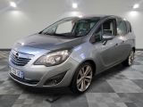 L'Opel argentée est garée dans le garage, sur un sol à damier.