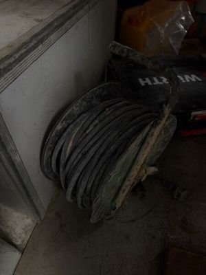 une photo d'une cuisine sale avec une cuisinière et un lave-vaisselle
