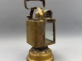 une lanterne ancienne en laiton, dotée d'une porte en verre et d'une poignée