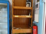 un réfrigérateur bleu et une étagère en bois dans une pièce